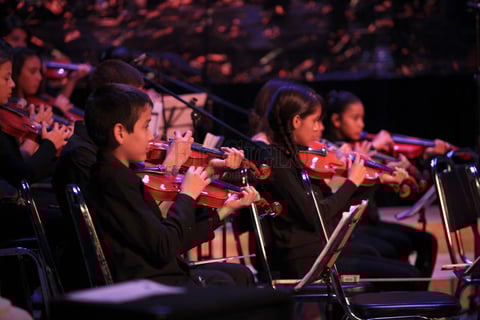 La tarde inici&oacute; con la presentaci&oacute;n de la orquesta de la academia, quienes deleitaron con &lsquo;Oto&ntilde;o Sentimental&rsquo; de Lucia Tumitsi, en donde Sa&uacute;l Santaella P&eacute;rez realiz&oacute; un solo de arpa.