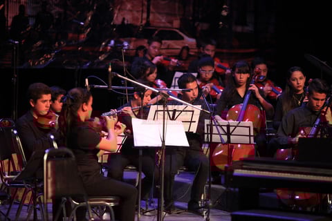 Los duranguenses tambi&eacute;n disfrutaron temas de Green Day, Pearl Jam, Slash, EllieGoulding,Mauro Guiliani y Carlos Santana, y para cerrar con broche de oro la tarde musical para todos los gustos, un ensamble de orquesta y coro conformado por las canciones de &lsquo;A la Orilla de un Palmar&rsquo;, &lsquo;Popurr&iacute; Navide&ntilde;o&rsquo; y &lsquo;Cuando me Enamoro&rsquo;.