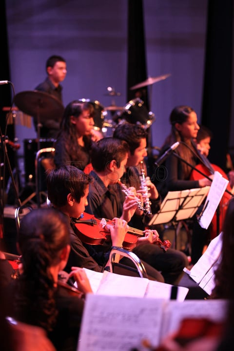 La m&uacute;sica cl&aacute;sica dio paso a temas modernos que pusieron al p&uacute;blico a cantar y aplaudir al ritmo de &lsquo;Bailando&rsquo;, del espa&ntilde;ol Enrique Iglesias; y en un recorrido por los a&ntilde;os 80, los m&uacute;sicos tocaron &lsquo;El Muelle de San Blas&rsquo;, de la banda mexicana Man&aacute;; &lsquo;No Dejes Que&rsquo;, de los emblem&aacute;ticos Caifanes; y &lsquo;Te Quiero&rsquo;, de Los Hombres G.