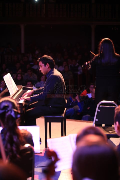 La m&uacute;sica cl&aacute;sica dio paso a temas modernos que pusieron al p&uacute;blico a cantar y aplaudir al ritmo de &lsquo;Bailando&rsquo;, del espa&ntilde;ol Enrique Iglesias; y en un recorrido por los a&ntilde;os 80, los m&uacute;sicos tocaron &lsquo;El Muelle de San Blas&rsquo;, de la banda mexicana Man&aacute;; &lsquo;No Dejes Que&rsquo;, de los emblem&aacute;ticos Caifanes; y &lsquo;Te Quiero&rsquo;, de Los Hombres G.