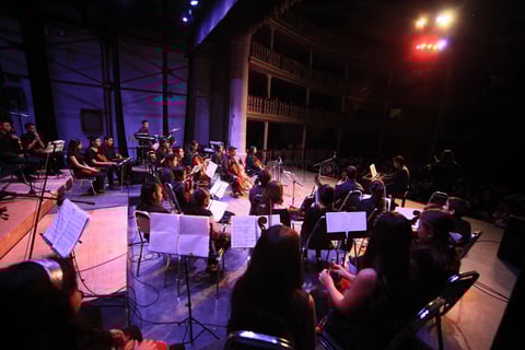 Siguieron las composiciones &lsquo;Los Ojos Negros&rsquo;, con la participaci&oacute;n de Sergio Lechuga; &lsquo;Balada para Adelina&rsquo; con la interpretaci&oacute;n de F&aacute;tima Perea; y &lsquo;Sinfon&iacute;a #40&rsquo;, con Bel&eacute;n Ramos.