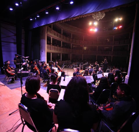 La tarde inici&oacute; con la presentaci&oacute;n de la orquesta de la academia, quienes deleitaron con &lsquo;Oto&ntilde;o Sentimental&rsquo; de Lucia Tumitsi, en donde Sa&uacute;l Santaella P&eacute;rez realiz&oacute; un solo de arpa.