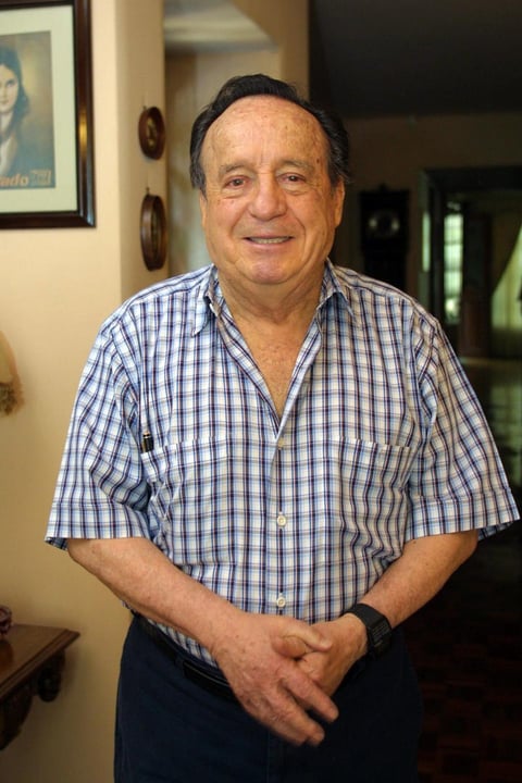 Roberto Gómez Bolaños fue reconocido, entre otras cosas, por la serie televisiva El Chavo del 8, donde interpretaba a un niño que vivía en una vecindad de la Ciudad de México.