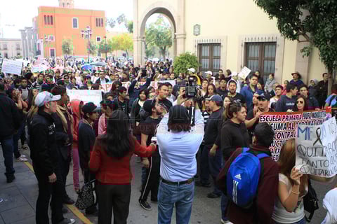 La manifestaci&oacute;n recorri&oacute;, como se hace de manera cotidiana, las dos principales calles de la ciudad de Durango y de manera paulatina se fueron sumando m&aacute;s personas.
