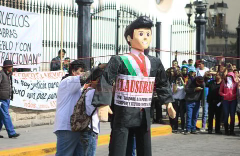 Queman imagen de EPN durante mitin