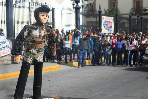 Queman imagen de EPN durante mitin
