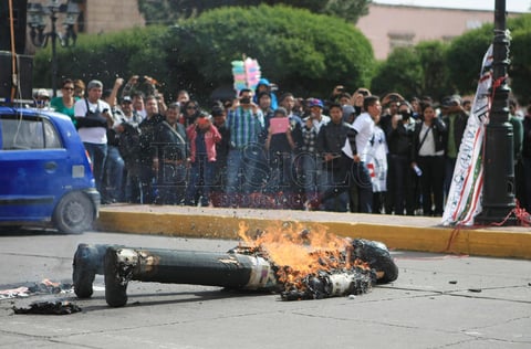 Queman imagen de EPN durante mitin