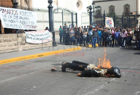 Queman imagen de EPN durante mitin