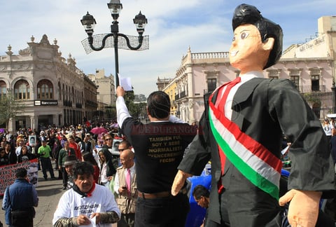 Queman imagen de EPN durante mitin