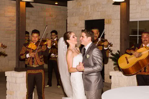 Los nuevos esposos dichosos, en el día de su boda.