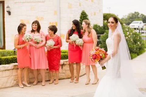 Con sus damas de honor.