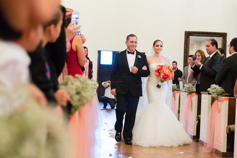 Ingresó al recinto del brazo de su papá Dr. Roberto Ávila Valdez.