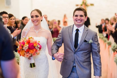 Lorena y Mauricio saliendo de la iglesia.