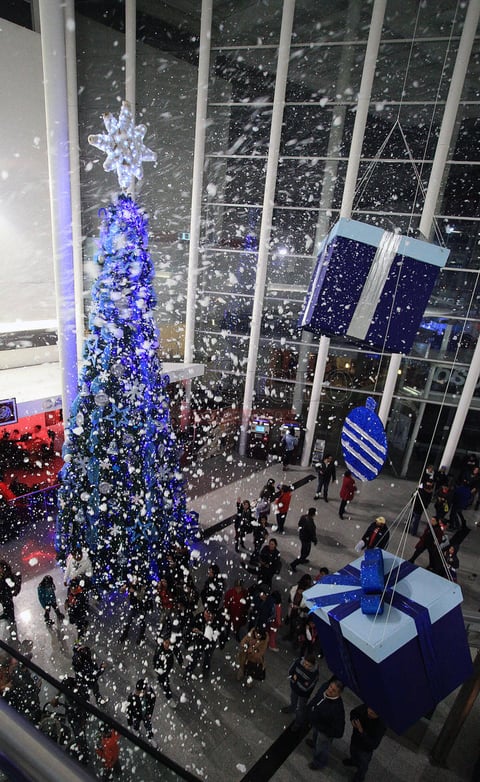 En punto de las 7:00 p.m. comenzó la diversión y por unos instantes Paseo Durango se iluminó con la nieve artificial.