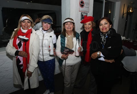 Disntguidas damas convivieron en el torneo de golf.