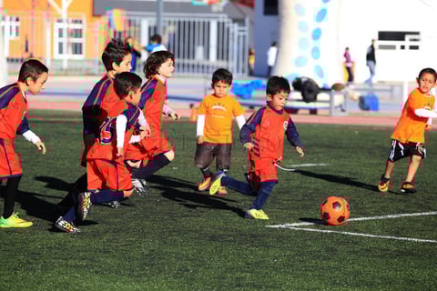 La convivencia en el Colegio REX fue de lo mejor en la inauguraci&oacute;n de la cancha de futbol.