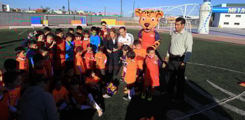 Con el bal&oacute;n en movimiento los peque&ntilde;itos fueron los primeros en probar el pasto sint&eacute;tico de la cancha de futbol.