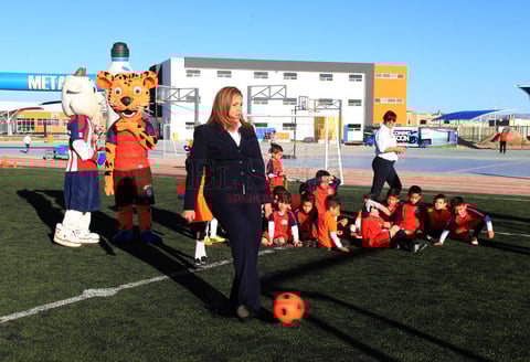 La directora del plantel, L.E.P. Julieta Gonz&aacute;lez N&uacute;&ntilde;ez, dio la patada inicial en un significativo evento que reuni&oacute; a alumnos.