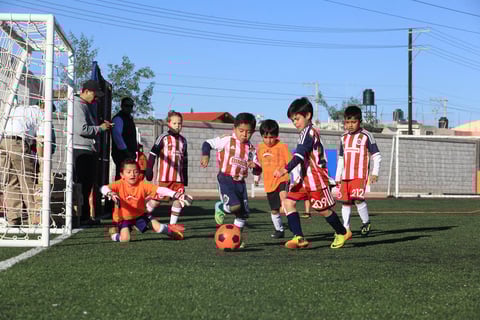 Los peque&ntilde;itos pudieron jugar y convivir con sus compa&ntilde;eros de la escuela de futbol Chivas Guadiana.