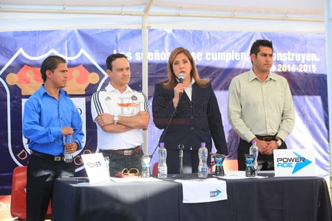 La Directora del Colegio REX, acompa&ntilde;ada de Alfredo Sierra, coordinador deportivo, y Alejandro Velver, coordinador de secundaria.
