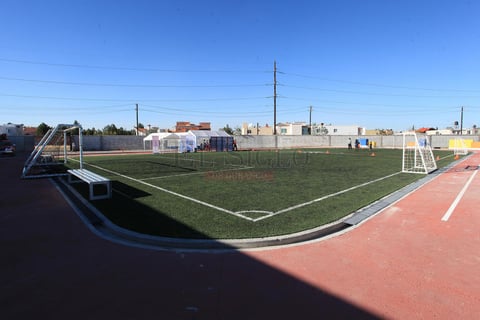 Un d&iacute;a de fiesta deportiva se vivi&oacute; este lunes en el estreno de las canchas del Colegio REX de Durango.