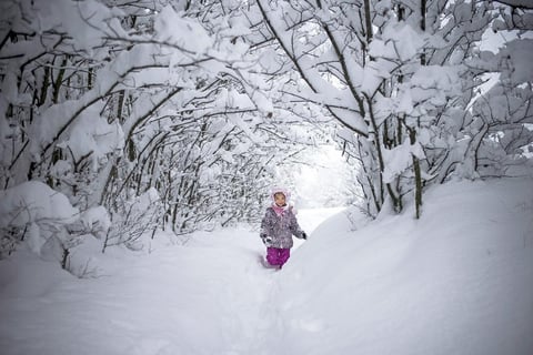 Una ni&ntilde;a juega en la nieve en Sion, Suiza