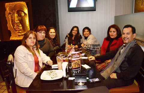 Amigos disfrutando de una cena oriental.