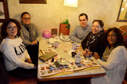 Teresa Amador, Tina Herrera, Luz María Nicolas, Joseph Nicolás y Alma Herrera.