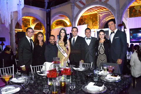 Lalo Estrada, Isadora Garza, Paco Rueda, Julio Saenz, Yeraldi Barraza, TIto Avalos, Lalo Anaya y Evelin Mena.