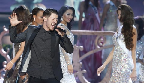 El ambiente musical corri&oacute; a cargo de distintos artistas como Nick Jonas, que deleit&oacute; con su propuesta como solista.