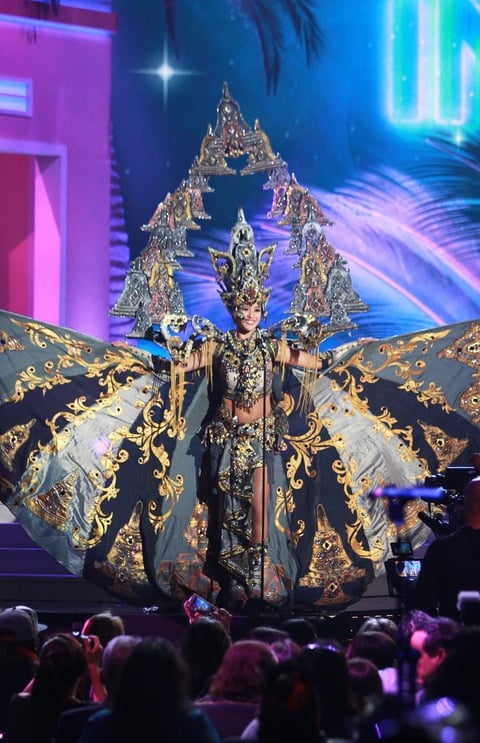 Miss Indonesia, Elvira Devinamira fue la ganadora por mejor traje t&iacute;pico.