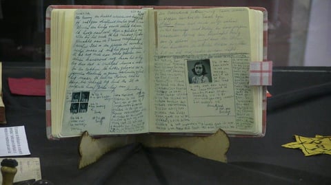 Vista de una réplica del diario de Ana Frank, que escribió entre los 13 y los 15 años, período que va desde 1942 y 1945, la mayor parte mientras estaba escondida de los nazis en Amsterdam durante la Segunda Guerra Mundial.