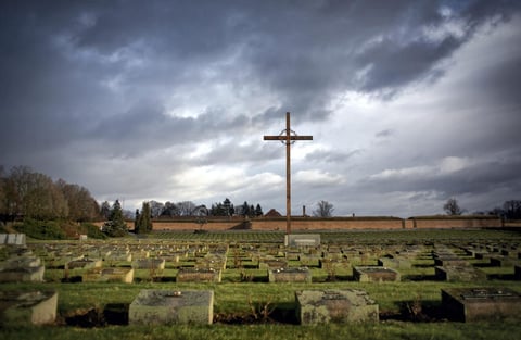 Vista general de un cementerio judío cercano al campo de concentración de Terezin, República Checa.