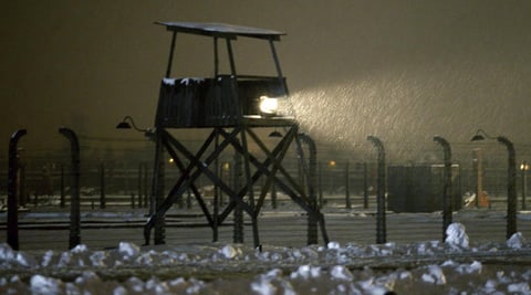 Vista de una antigua torre de vigilancia rodeada de nieve, en el antiguo campo de concentración Auschwitz-Birkenau, en Oswiecim-Brzezinka, Polonia.