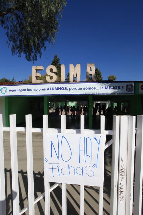 Varios padres de familia que se atuvieron al anuncio de que el arranque de las preinscripciones se recorrer&iacute;a un d&iacute;a se vieron sorprendidos al no alcanzar fichas