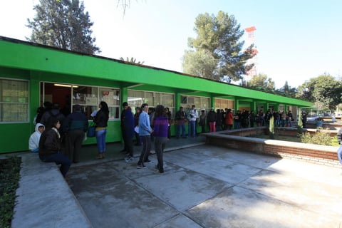 Los padres de familia asistieron a la espera de la entrega de fichas el pasado 3 de febrero pese a las inclemencias del tiempo.