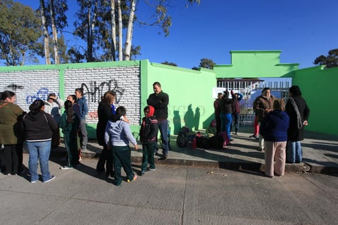 Escuelas como la ESIMA y la Secundaria T&eacute;cnica N&uacute;mero 1 entregaron las fichas desde el pasado martes.