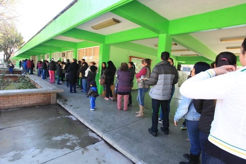 En recorrido de El Siglo de Durango por algunas de las escuelas, se pudo ver en ciertos casos largas filas.
