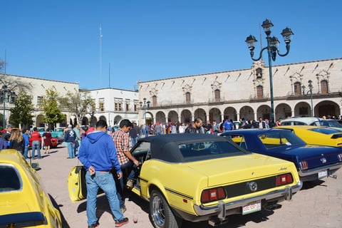 Los autos se concentraron en la Plaza IV Centenario y despu&eacute;s desfilaron por las principales calles de Durango
