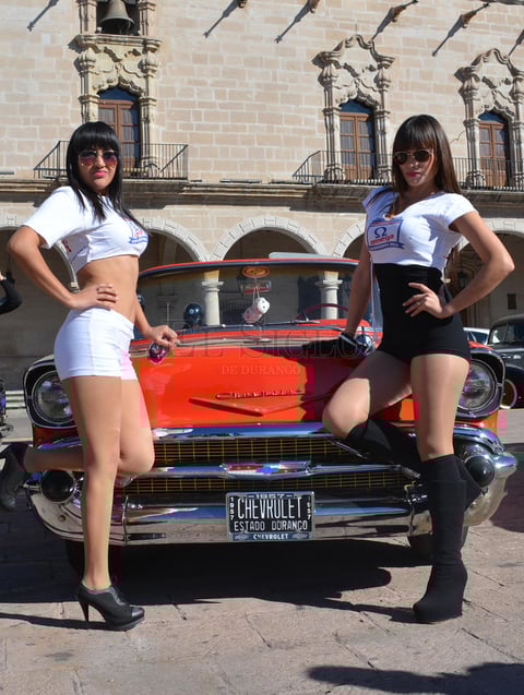 Las edecanes se llevaron las miradas en el evento, junto a los lujosos veh&iacute;culos.