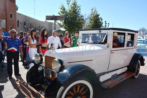 Decenas de pilotos duranguenses acudieron a lucir sus autos.