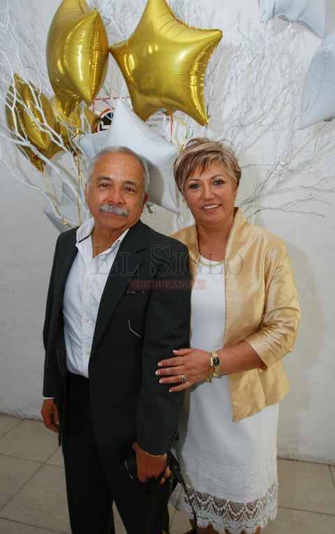 La Sra. Tita Ruelas con su esposo Paco Aviña.