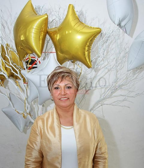 La Sra. Tita Ruelas de Aviña, apagó las velitas de su pastel en compañía de todos sus invitados.