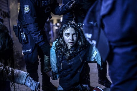La imagen que muestra a una joven durante los disturbios entre manifestantes y polic&iacute;a ocurridos tras el funeral del adolescente turco Berkin Elvan, captada por Bulent Kilic fue ganadora del World Press Photo 2014 en la categor&iacute;a de noticias de actualidad.