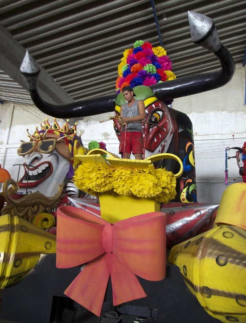 Un artesano barranquillero realiza los &uacute;ltimos retoques a las carrozas.