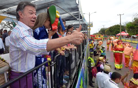 Fotograf&iacute;a cedida por la presidencia de Colombia del mandatario colombiano Juan Manuel Santos durante el desfile de la Batalla de Flores hoy, s&aacute;bado 14 de febrero e 2015 en Barranquilla (Colombia).