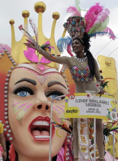 La reina de reinas, Lizney Manjarres, desfila hoy, s&aacute;bado 14 de febrero de 2015, durante la Batalla de Flores, desfile con el que arranca el carnaval en Barranquilla (Colombia).