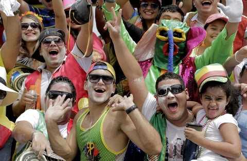Asistentes disfrutan hoy, s&aacute;bado 14 de febrero de 2015, durante la Batalla de Flores, desfile con el que arranca el carnaval en Barranquilla (Colombia).