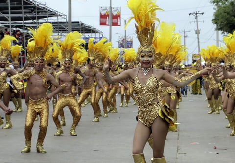 Integrantes de una comparsa desfilan hoy, s&aacute;bado 14 de febrero de 2015, durante la Batalla de Flores, desfile con el que arranca el carnaval en Barranquilla (Colombia).