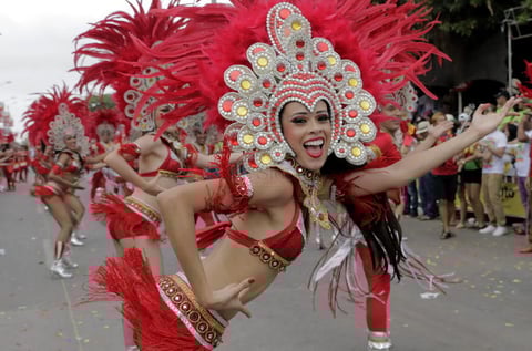 Integrantes de una comparsa desfilan hoy, s&aacute;bado 14 de febrero de 2015, durante la Batalla de Flores, desfile con el que arranca el carnaval en Barranquilla (Colombia).